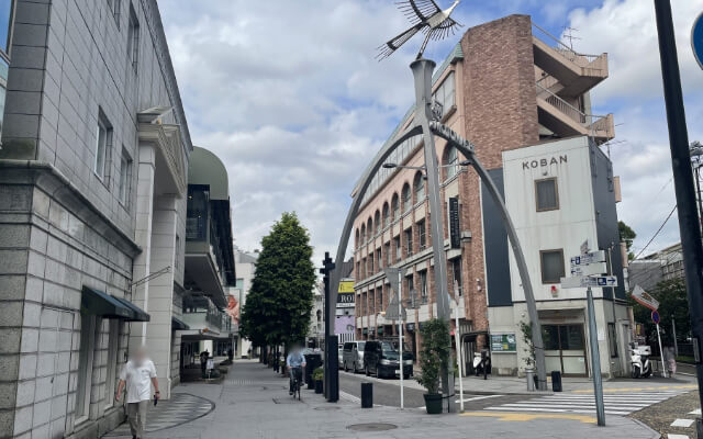 すぐの交差点を斜め左（元町商店街方面）に進みます。
